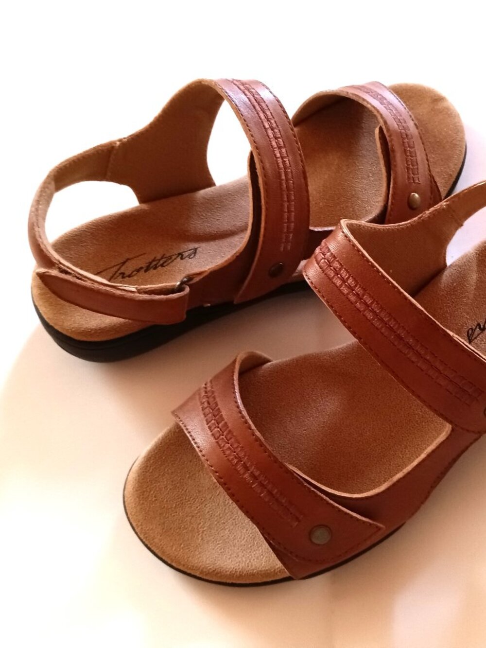 Genuine Leather Sandals by Brand ' Trotters '. Style VENICE - 6.5 WW